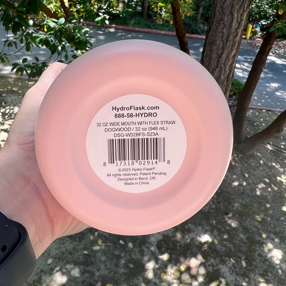 Limited Edition Hydro Flask 32 oz Bottle in Dogwood Strawberry Milk light pink - Picture 5 of 10